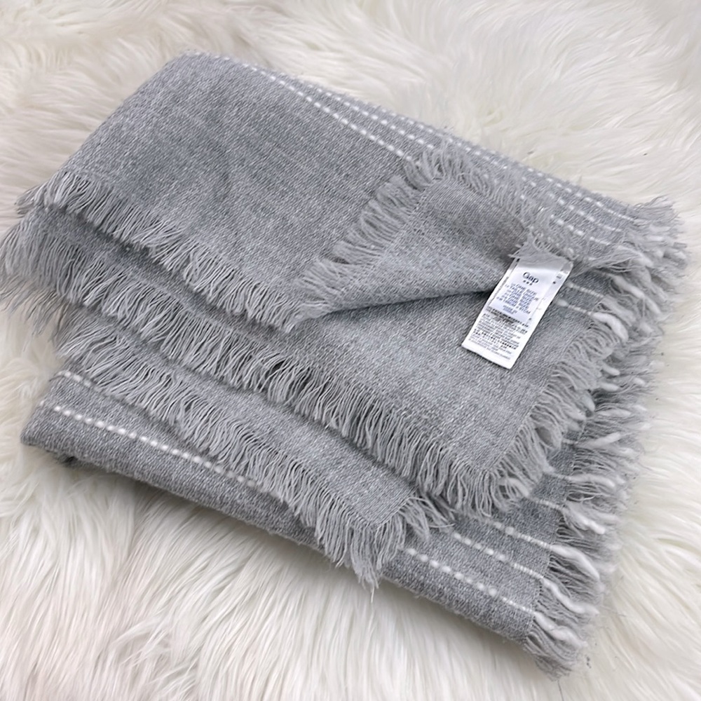 GAP • EUC GREY/WHITE SCARF